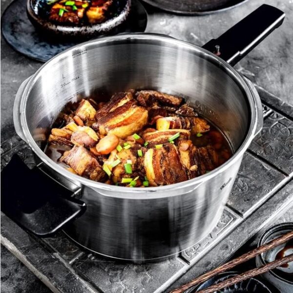 Zu sehen ist AZ Produktbild 2 zu folgenden Produkt: Fissler Vitaquick Premium / Schnellkochtopf (10 L, Ø 26 cm) Edelstahl-Dampfkochtopf, 2-Garstufen, Made in Germany - Induktion