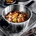 Zu sehen ist AZ Produktbild 2 zu folgenden Produkt: Fissler Vitaquick Premium / Schnellkochtopf (10 L, Ø 26 cm) Edelstahl-Dampfkochtopf, 2-Garstufen, Made in Germany - Induktion