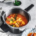 Zu sehen ist AZ Produktbild 2 zu folgenden Produkt: Fissler Vitavit Premium / Schnellkochtopf (2,5 L, Ø 18 cm) Edelstahl-Dampfkochtopf,4-Garstufen, inkl. Einsatz - Induktion, Silber