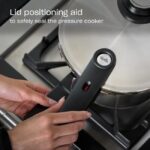 Zu sehen ist AZ Produktbild 3 zu folgenden Produkt: Fissler Vitavit Premium / Schnellkochtopf-Set, 5-teilig (6l - Ø 22 cm & Schnellbratpfanne 3,5l - Ø 22 cm) inkl. Metall-Deckel, Glas-Deckel, Einsatz - Induktion