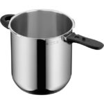 Zu sehen ist AZ Produktbild 2 zu folgenden Produkt: WMF Perfect Plus Schnellkochtopf Induktion 8,5l, Dampfkochtopf mit Flammschutz, großes Kochsignal, 2 Kochstufen, abnehmbarer Deckelgriff, Einhand-Kochstufenregler, Cromargan Edelstahl poliert