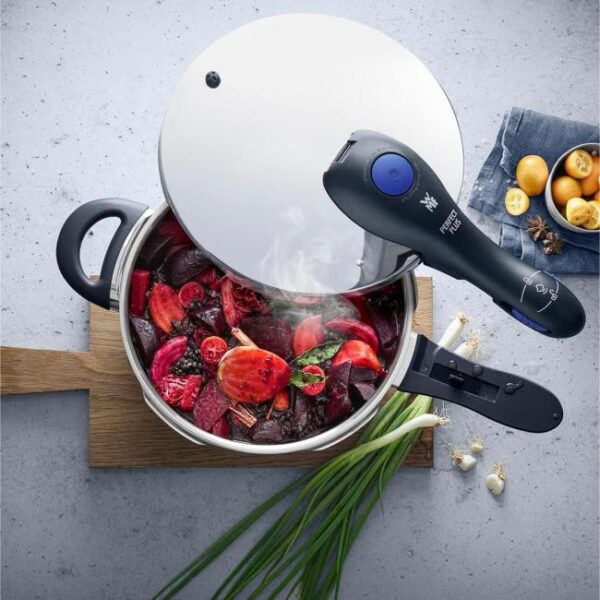 Zu sehen ist AZ Produktbild 6 zu folgenden Produkt: WMF Perfect Plus Schnellkochtopf Set Induktion 2-teilig