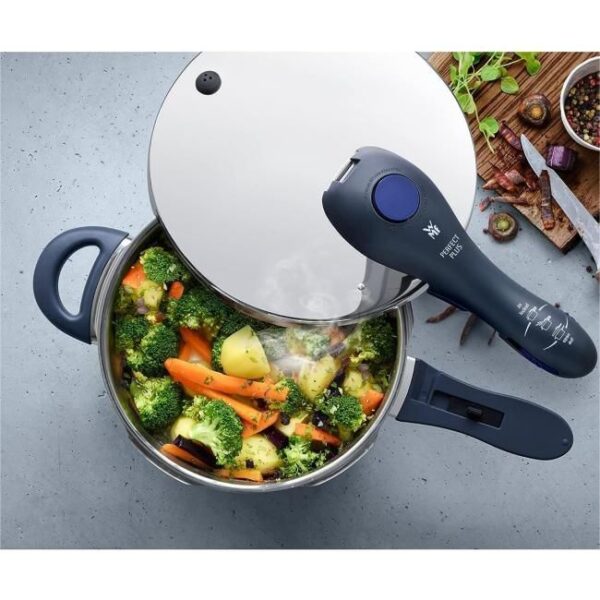 Zu sehen ist AZ Produktbild 2 zu folgenden Produkt: WMF Perfect Plus Schnellkochtopf Set Induktion 3-teilig, Dampfkochtopf 6,5l + 3l mit Einsatz-Set