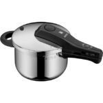 Zu sehen ist AZ Produktbild 1 zu folgenden Produkt: WMF Perfect Schnellkochtopf Induktion 2,5l, Dampfkochtopf, großes Kochsignal, 2 Kochstufen, abnehmbarer Deckelgriff, Cromargan Edelstahl