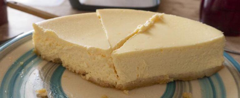 Zu sehen ist Bild 1 zum Rezept mit dem Thema: Käsekuchen im Schnellkochtopf: Ein Leckerbissen in Rekordzeit