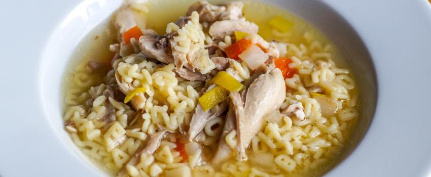 Schnelle und herzhafte Hühnersuppe aus dem Schnellkochtopf